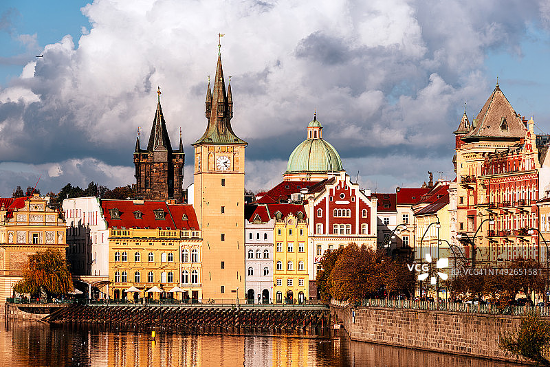 阳光明媚的布拉格老城，捷克共和国图片素材