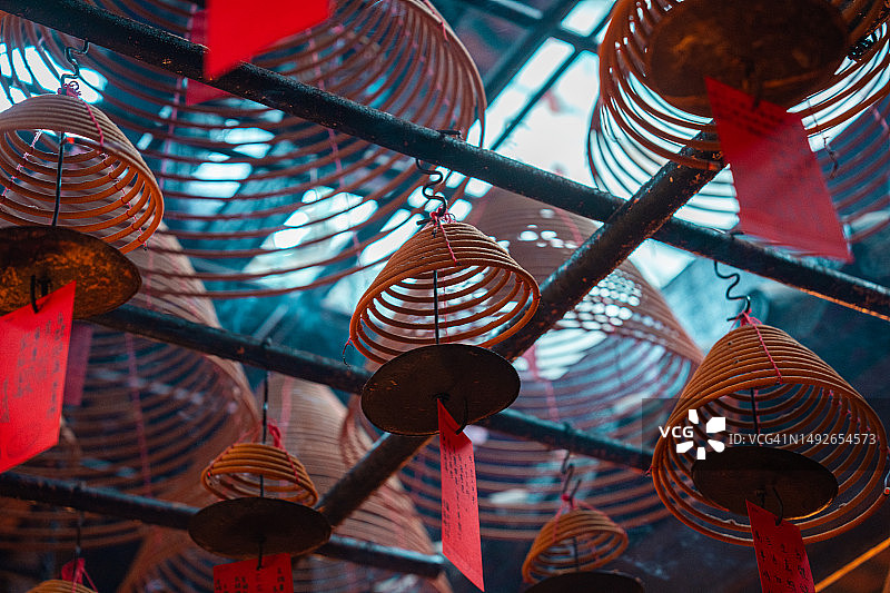 寺庙屋顶上的盘香图片素材