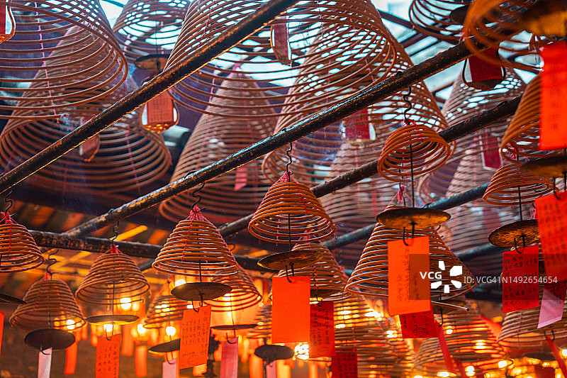 寺庙屋顶上的盘香图片素材