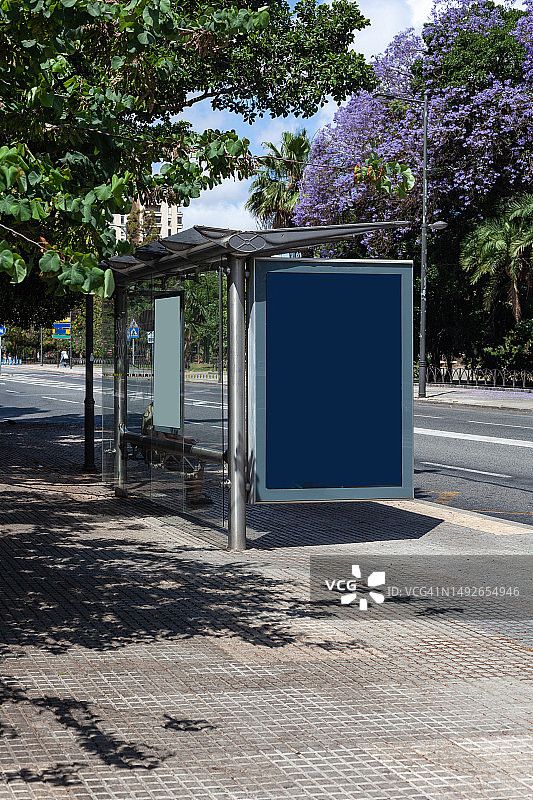 带有空白区域的公共汽车候车亭图片素材