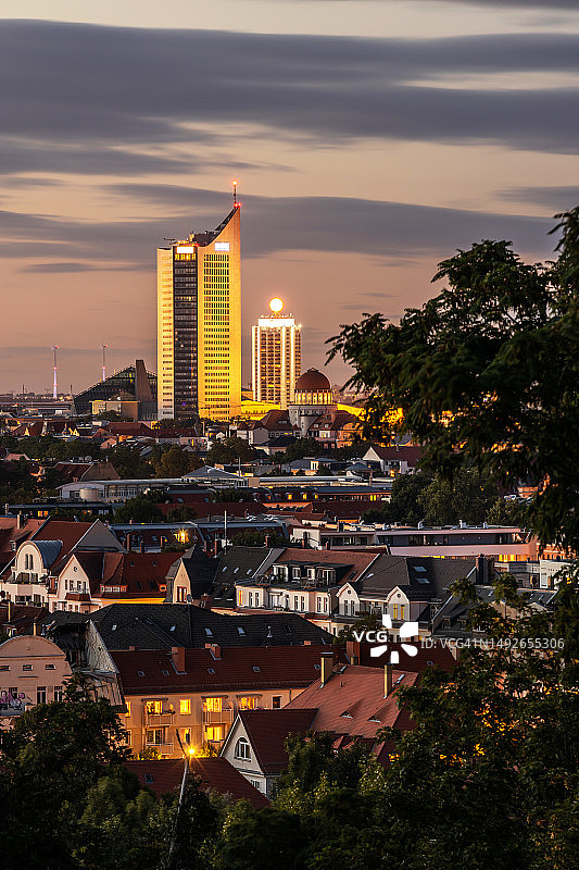 莱比锡天际线日落（德国萨克森州）图片素材