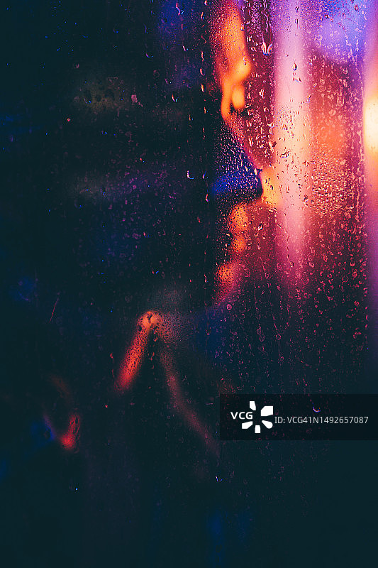 霓虹灯下的年轻女性肖像图片素材