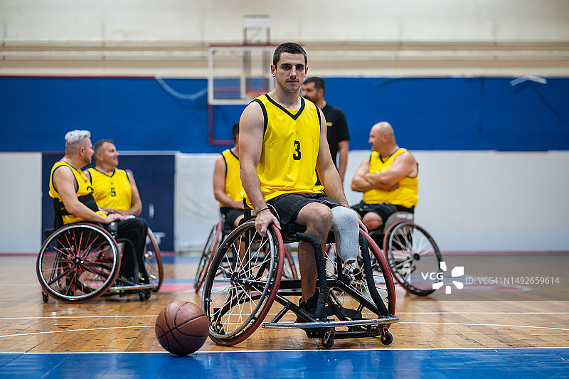坐在运动轮椅上的专业残疾篮球运动员的肖像图片素材