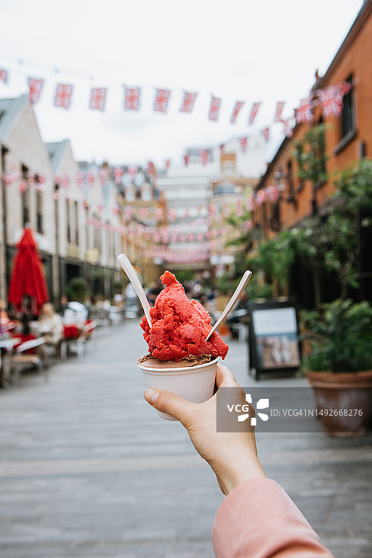女人在吃冰淇淋图片素材