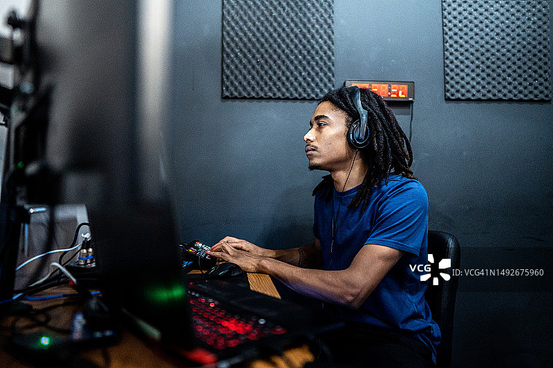 演出后台的年轻制片人/编辑图片素材