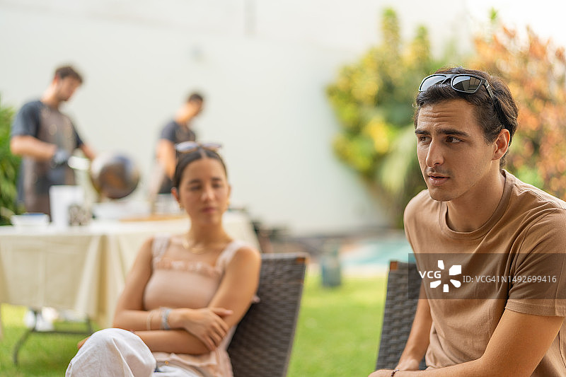 一群朋友坐在花园里聊天图片素材