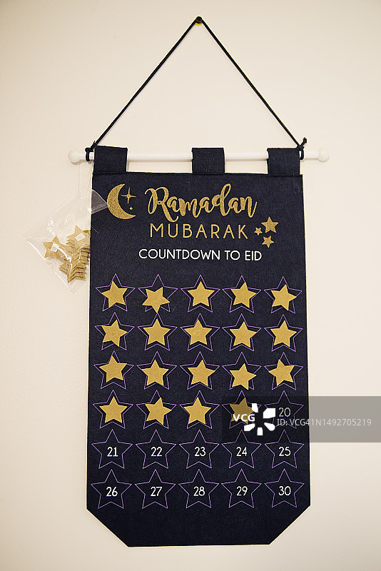 白色墙上的装饰性斋月日历图片素材