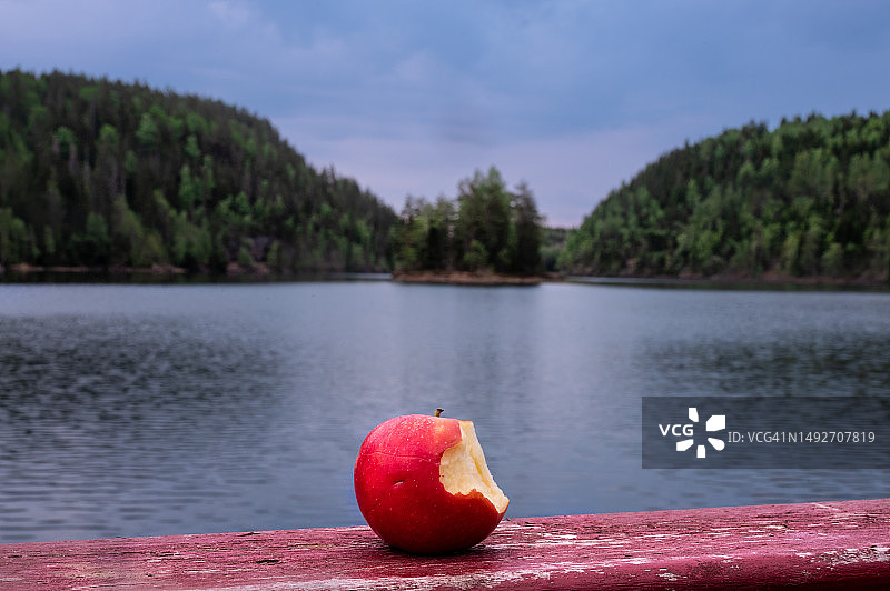 徒步旅行中享用苹果图片素材