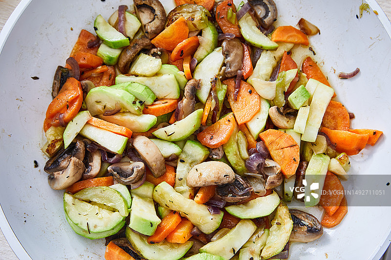 烹饪锅中的素食蔬菜图片素材