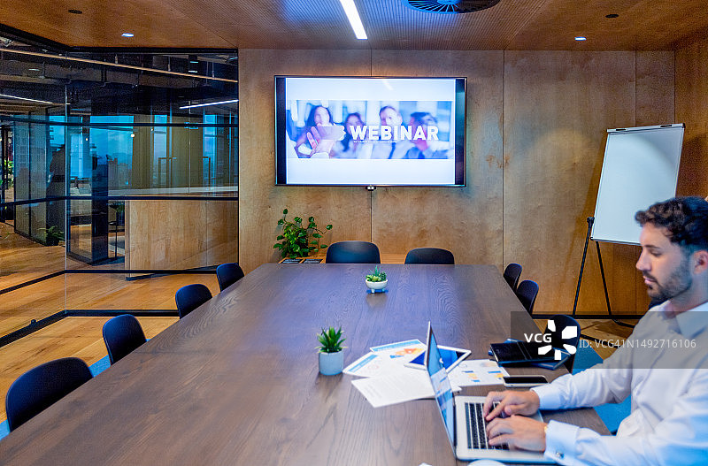 商人在会议室等待网络研讨会开始图片素材