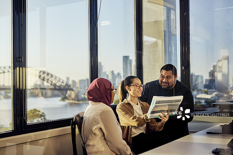悉尼办公环境中推动创新的多文化专业人士图片素材