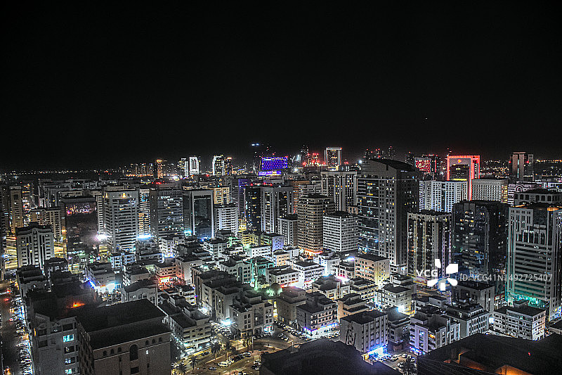 阿拉伯联合酋长国阿布扎比夜间城市天际线航拍图片素材