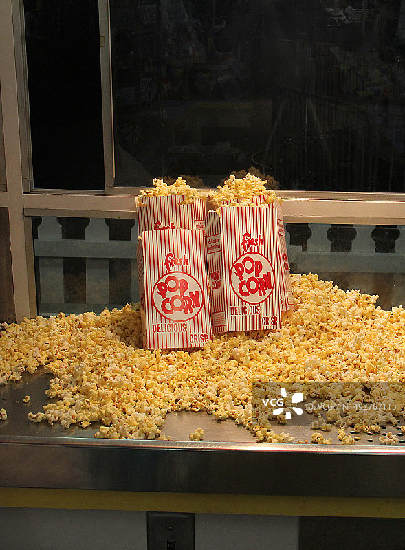 餐车内展示的新鲜爆米花图片素材