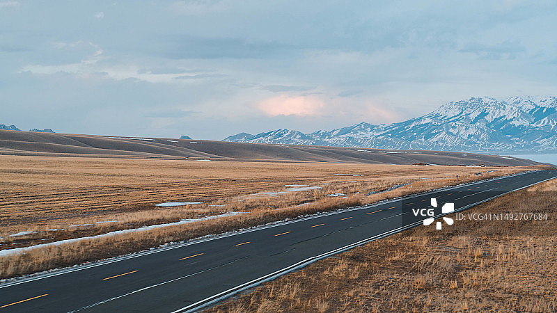 中国新疆赛里木湖景区公路与湖水图片素材