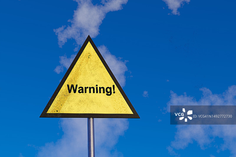 蓝天背景下的警告标志3D渲染图片素材