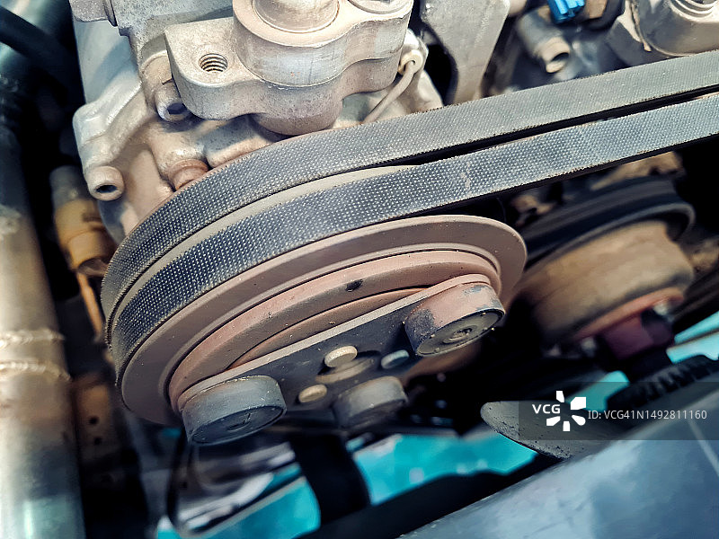 汽车发动机的皮带轮和皮带图片素材