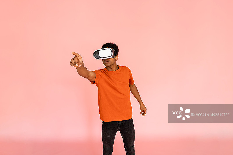 戴VR眼镜的黑人男子图片素材
