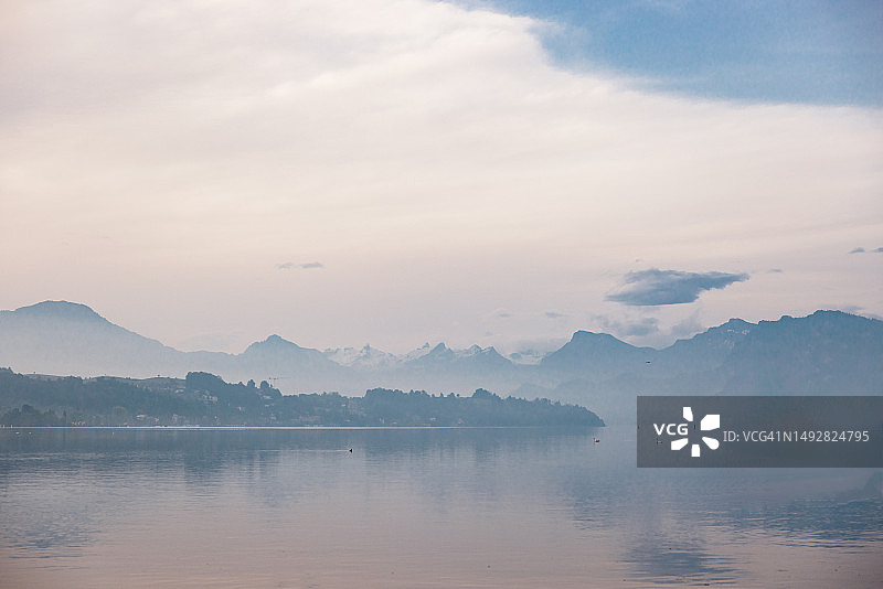 琉森湖上的雾山图片素材