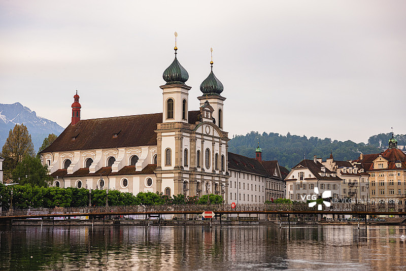 日出时分卢塞恩的耶稣会教堂图片素材