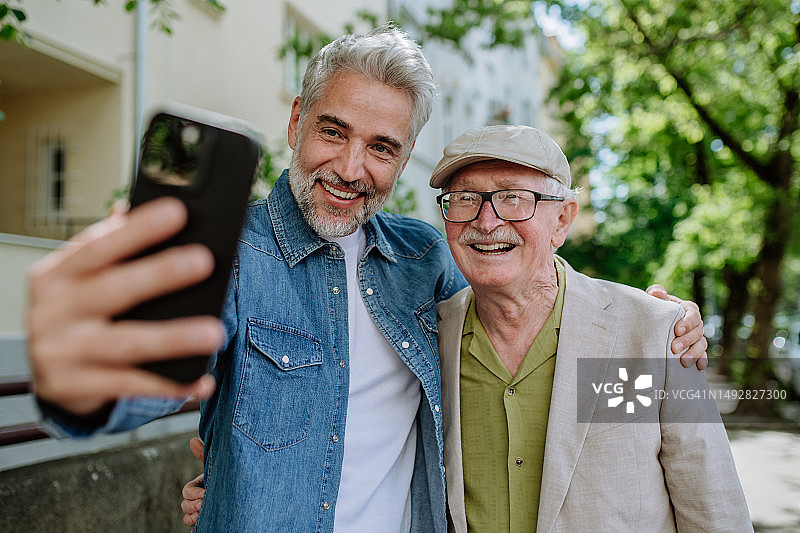 年长的父亲和儿子自拍图片素材