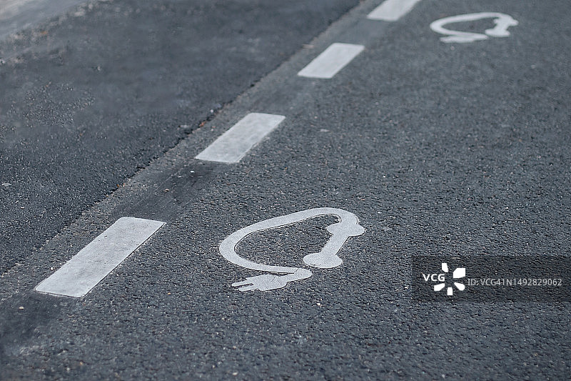 停车场电动汽车充电指示牌图片素材