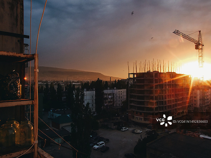 鲜艳色彩天空背景下的建筑起重机图片素材