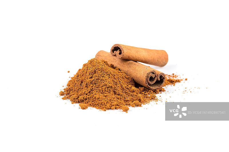 白色背景上的肉桂粉图片素材