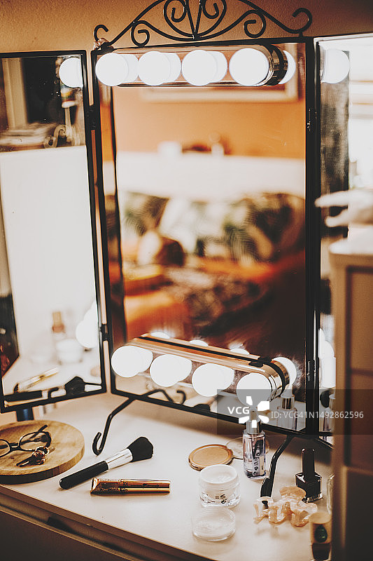 带灯镜的梳妆台图片素材