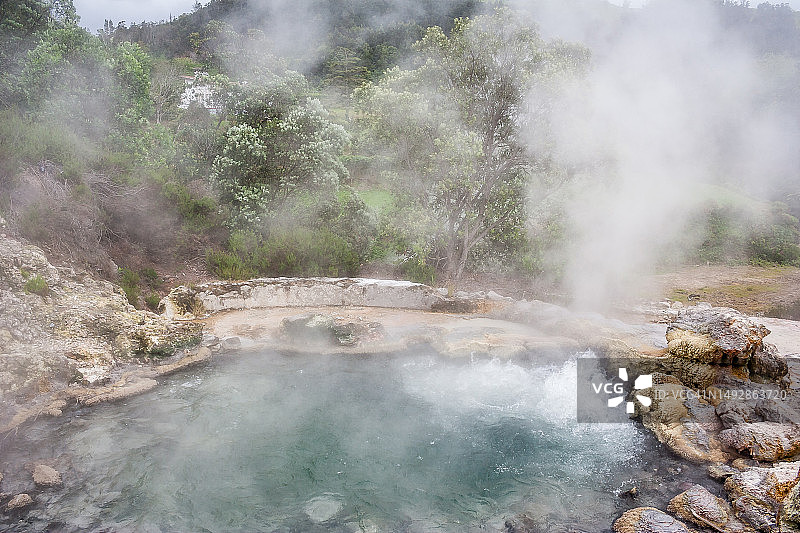 从温泉中冒出的硫磺蒸汽图片素材
