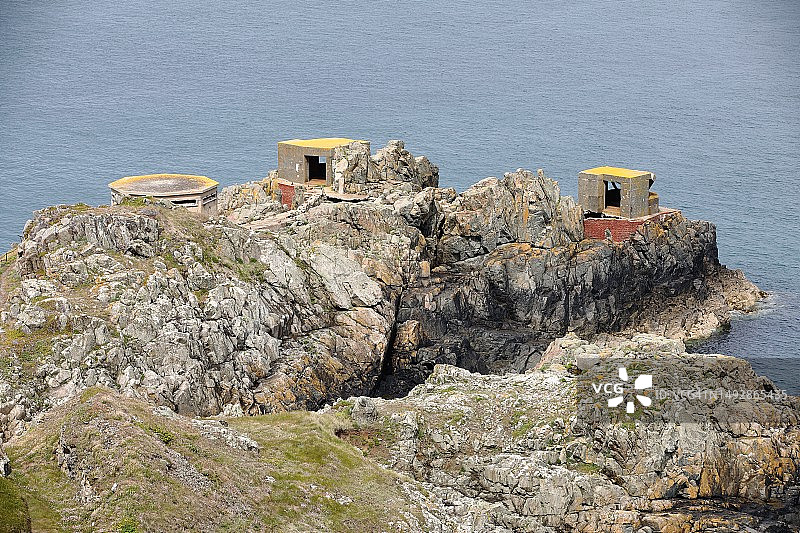 多岩石半岛上的二战混凝土碉堡与防御工事图片素材