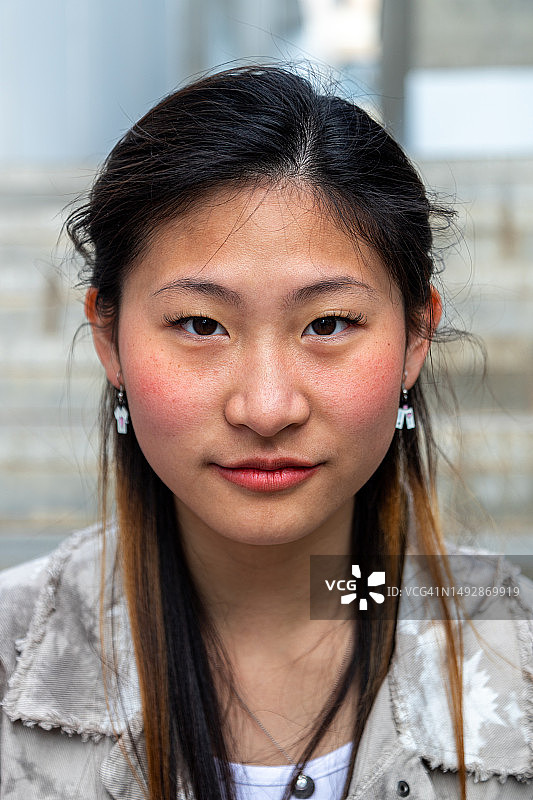 竖版照片：自信的亚洲女大学生看着镜头图片素材