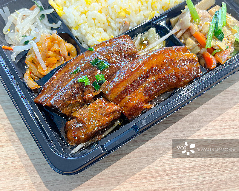楚卡便当：红烧肉和炒饭图片素材