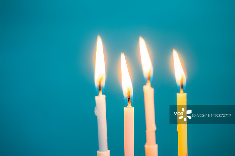带燃烧火焰的生日蛋糕蜡烛图片素材