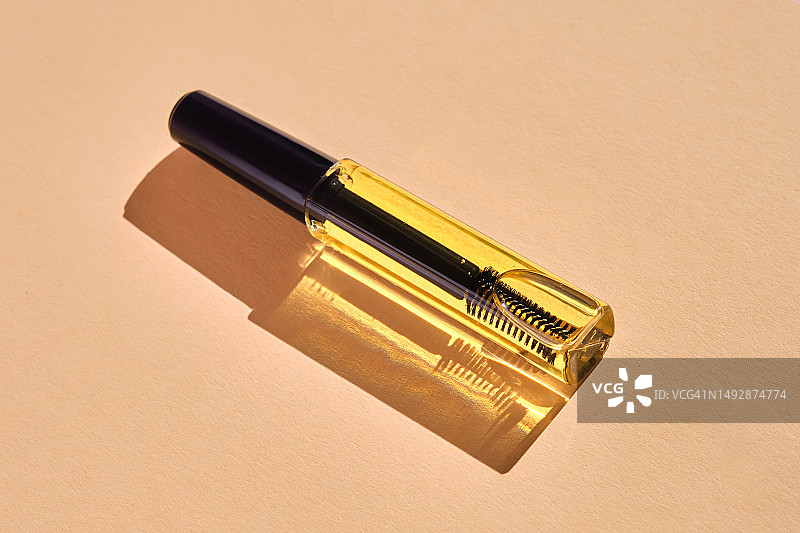 促进眉毛和睫毛生长的化妆品精油与刷子图片素材