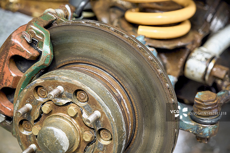 汽车刹车盘与卡钳图片素材