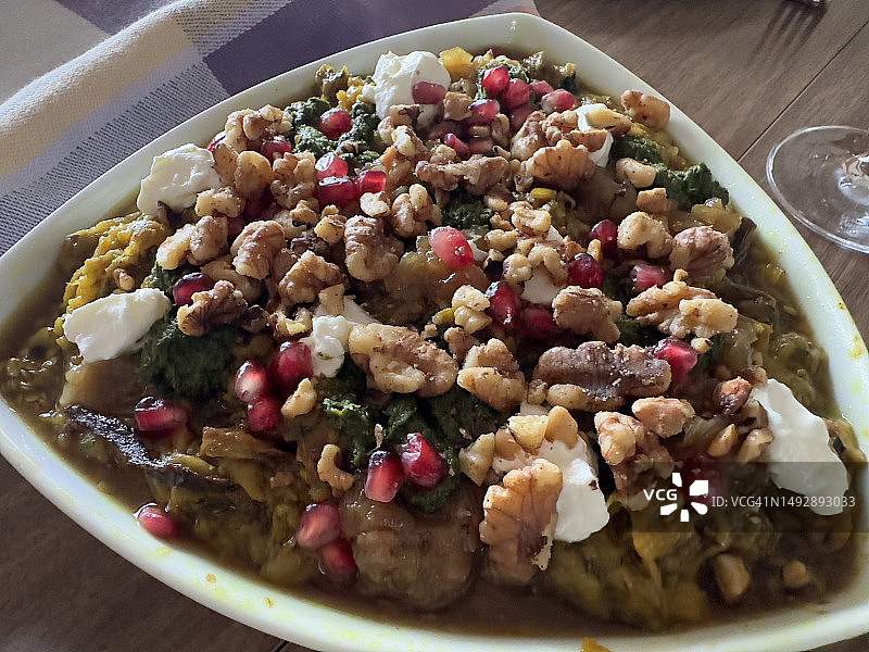 美味小盘菜配烤烟熏茄子、酸奶和布拉塔奶酪图片素材