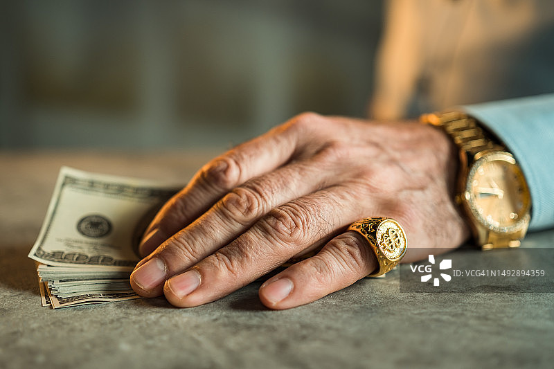 手持美元的男人图片素材