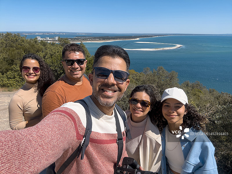 一群人在海边自拍图片素材