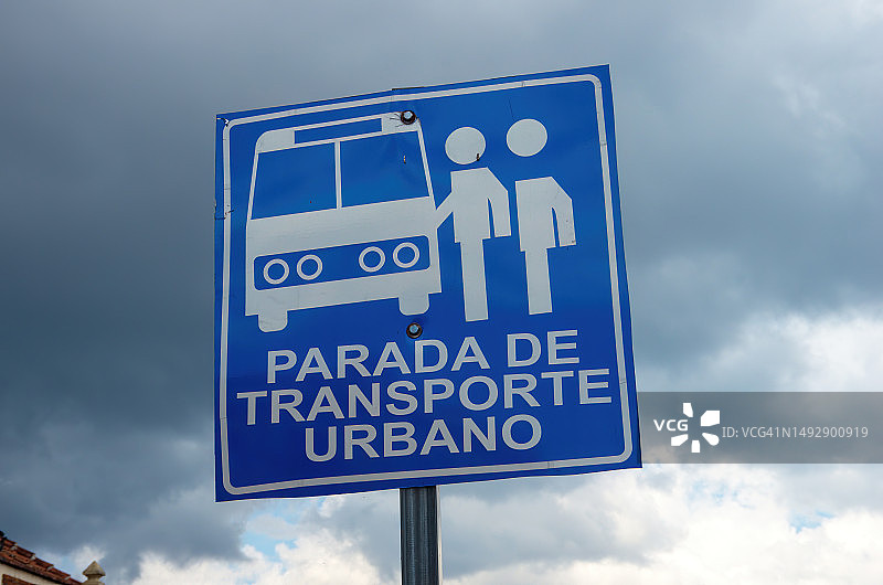 西班牙语街道标志：城市交通站点图片素材