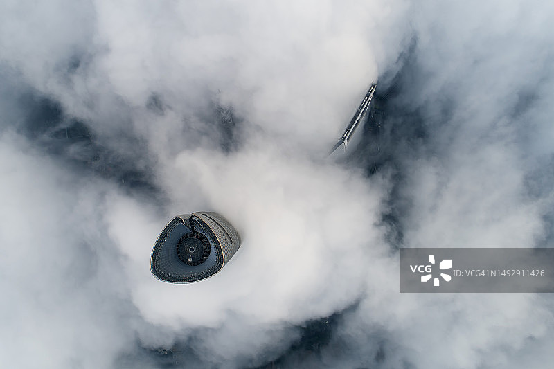 浓雾中的上海天际线图片素材