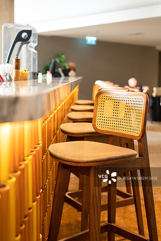 吧台边舒适的椅子图片素材