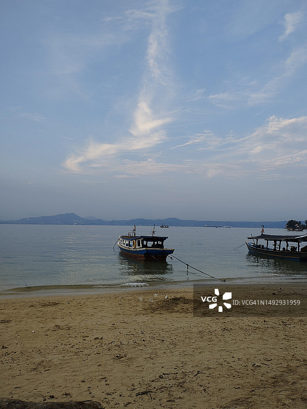 海天一色，船只点缀其间图片素材