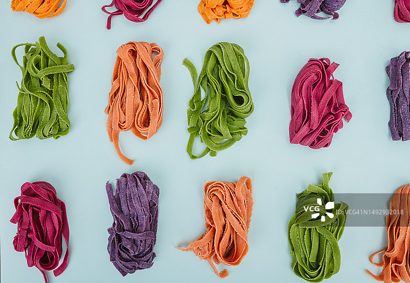 拉脱维亚叶尔加瓦桌上的多色食物高角度视图图片素材