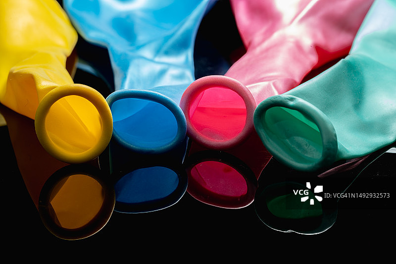 桌子上彩色塑料气球的特写，加拿大图片素材