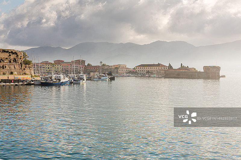 日出时分的费拉约港港口和老城区图片素材