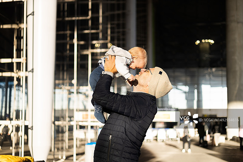 父亲高兴地抱着并举起他的男婴图片素材