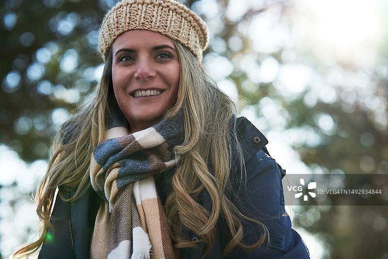 冬季穿着暖和的微笑年轻女子肖像，西班牙昆卡图片素材