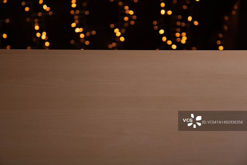 木桌后方的灯光特写，立陶宛图片素材