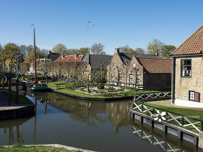荷兰恩克赫伊曾湖畔建筑风光图片素材