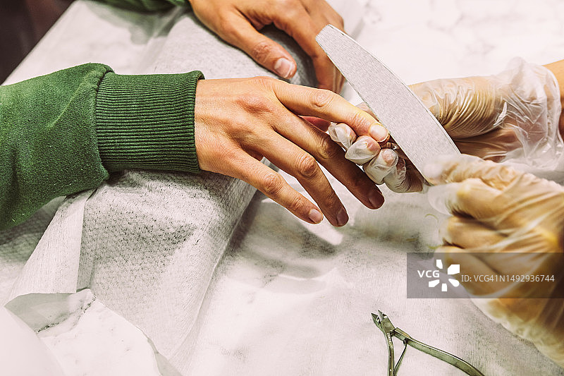 女士美甲过程特写图片素材